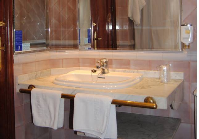 Románticas habitaciones en Hotel Reina Cristina. Disfruta  los mejores precios de Teruel
